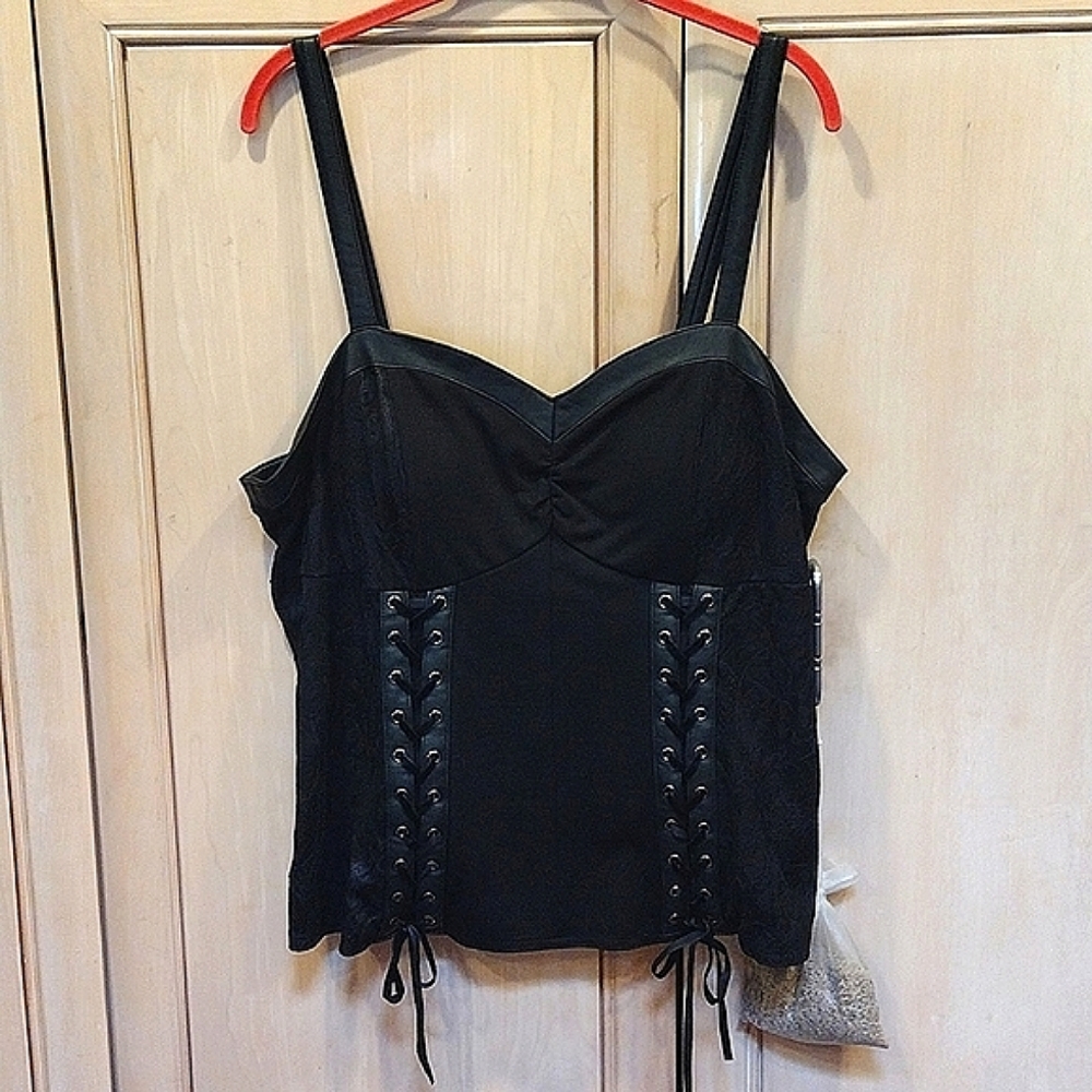 🖤🔥🖤Torrid HTF Black Faux Leather and Lace Corset Top With Lace Up Grommets